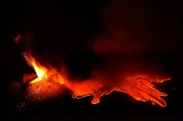 Вулкан Этна начал выбрасывать фонтаны лавы
