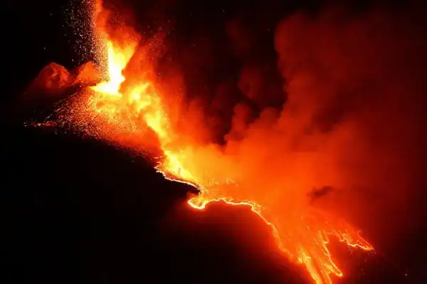 Вулкан Этна начал выбрасывать фонтаны лавы