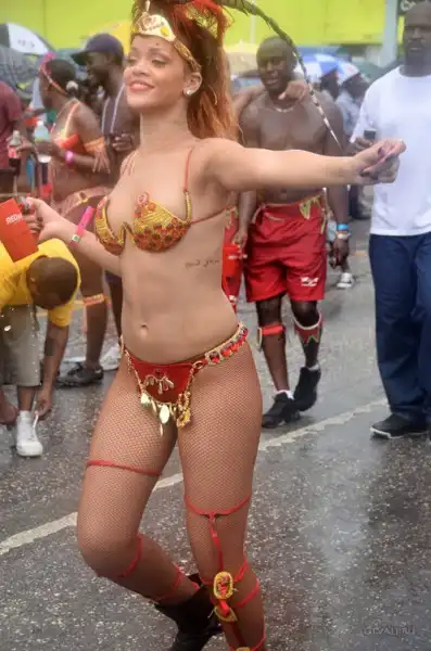 Рианна зажигает на карнавале...