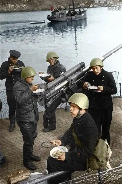 Цветные фотографии советских солдат во Второй Мировой