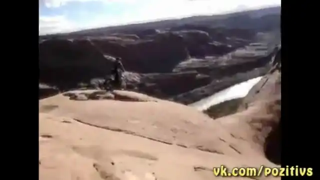 Он не очкует))) Он не очкует)))
