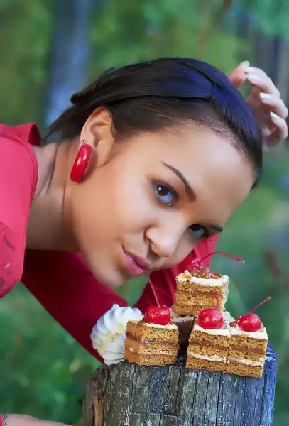 Юная красотка с вишенкой