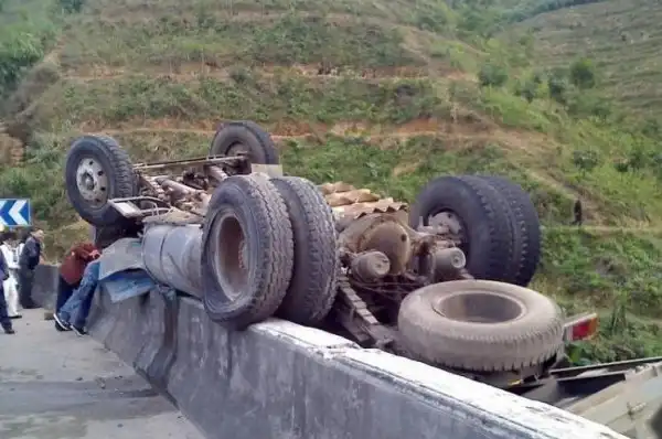 Китайские водители грузовиков - очень талантливые каскадеры