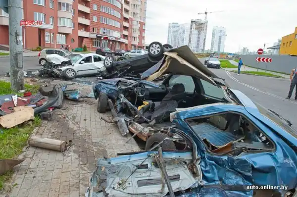 Минск: пьяный парень на мамином внедорожнике превратил три припаркованные машины в груду металла