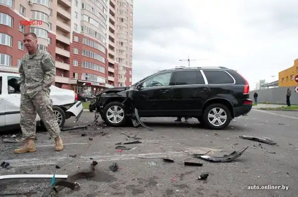 Минск: пьяный парень на мамином внедорожнике превратил три припаркованные машины в груду металла