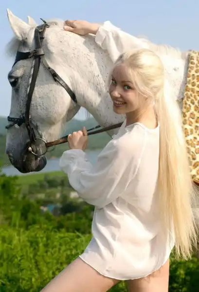Блондинка с лошадкой
