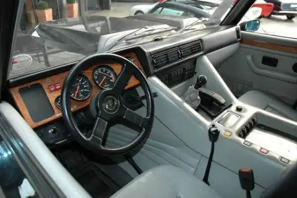 Lamborghini LM 002 внедорожник-суперкар
