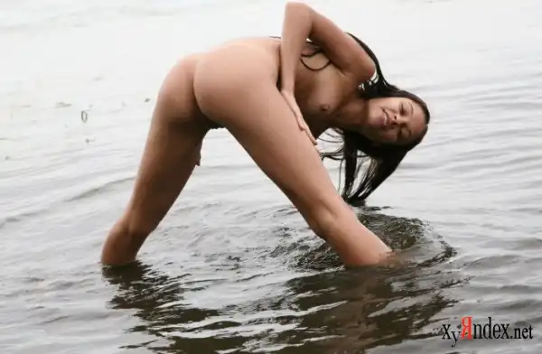 Молодая деваха плескается в водичке