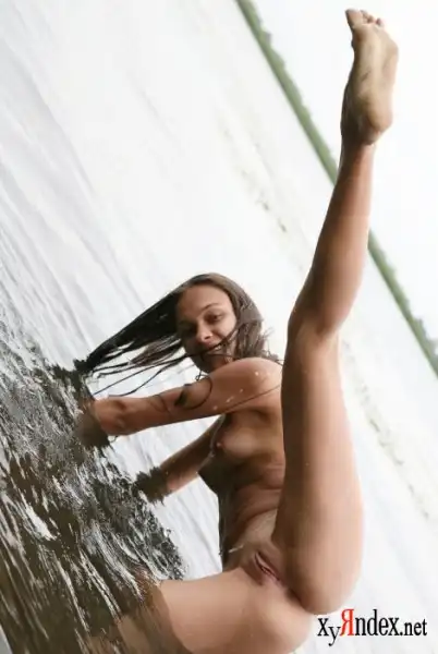 Молодая деваха плескается в водичке