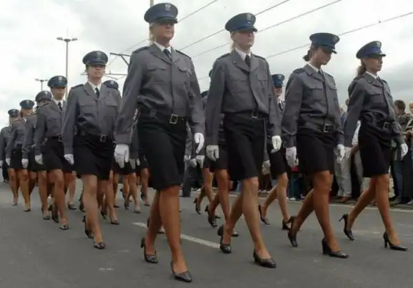Полиция и девушки.