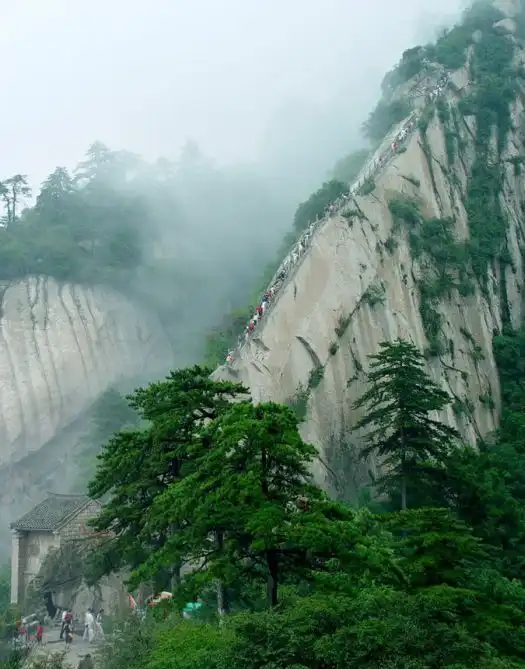 Жуткая тропа на горе Хуашань в Китае