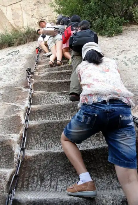 Жуткая тропа на горе Хуашань в Китае Жуткая тропа на горе Хуашань в Китае