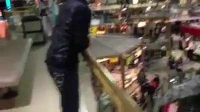 Неожиданный прыжок со второго этажа в бассейн Неожиданный прыжок со второго этажа в бассейн