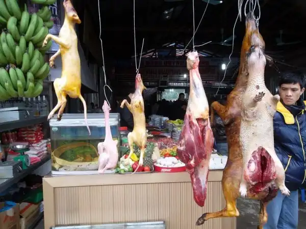 На вьетнамском мясном рынке ассортимент на любой вкус
