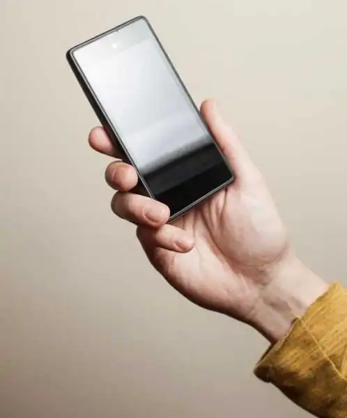 YotaPhone — российский смартфон c двумя экранами