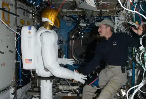 Андроид-астронавт впервые пожал руку человеку в космосе