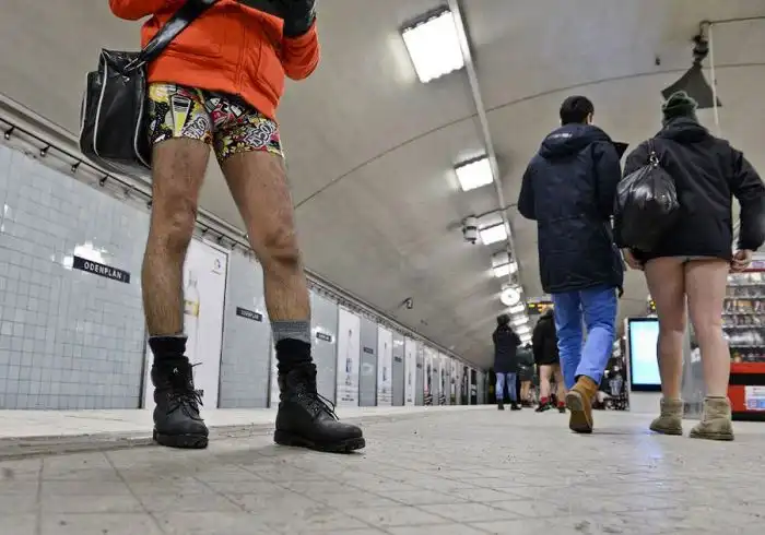Поездка на метро в нижнем белье Поездка на метро в нижнем белье
