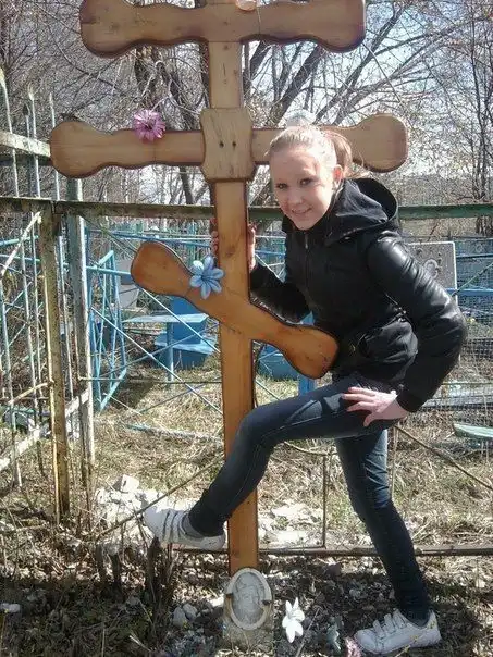 Малолетние ТП устроили фотосессию на кладбище Малолетние ТП устроили фотосессию на кладбище