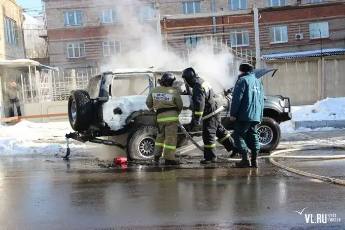 Мощный взрыв внедорожника Land Cruiser в центре Владивостока