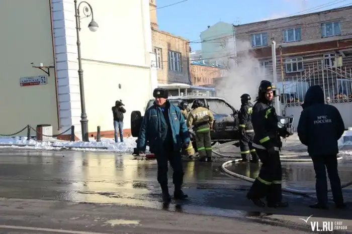 Мощный взрыв внедорожника Land Cruiser в центре Владивостока Мощный взрыв внедорожника Land Cruiser в центре Владивостока