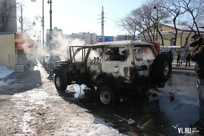 Мощный взрыв внедорожника Land Cruiser в центре Владивостока Мощный взрыв внедорожника Land Cruiser в центре Владивостока