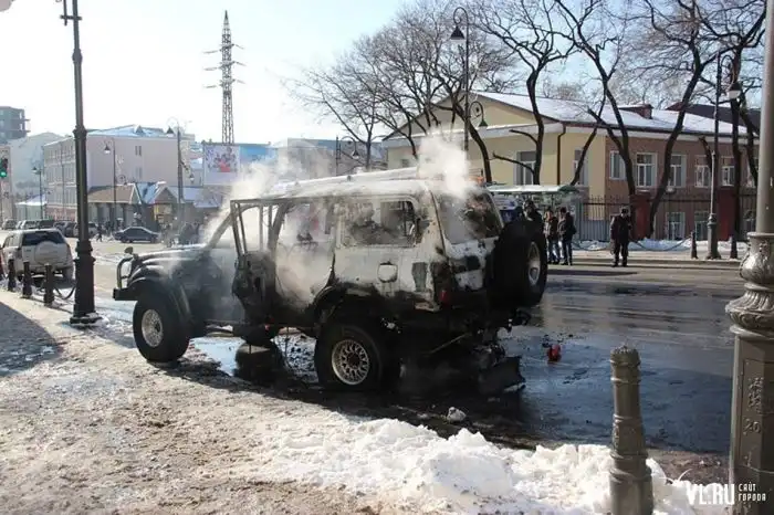 Мощный взрыв внедорожника Land Cruiser в центре Владивостока Мощный взрыв внедорожника Land Cruiser в центре Владивостока