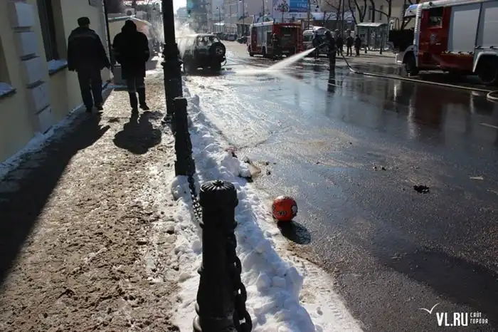 Мощный взрыв внедорожника Land Cruiser в центре Владивостока Мощный взрыв внедорожника Land Cruiser в центре Владивостока