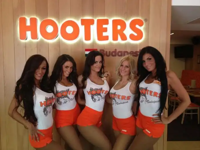 Симпатичные девушки из ресторана Hooters Симпатичные девушки из ресторана Hooters