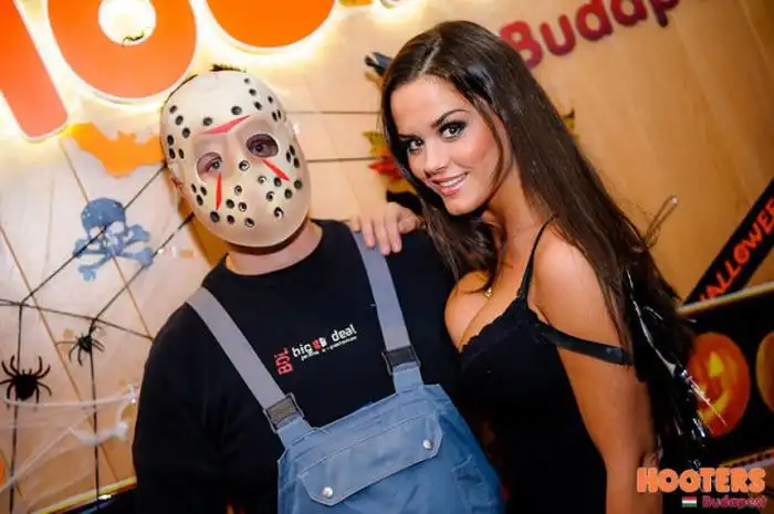 Симпатичные девушки из ресторана Hooters Симпатичные девушки из ресторана Hooters