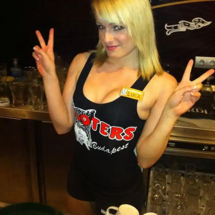 Симпатичные девушки из ресторана Hooters Симпатичные девушки из ресторана Hooters
