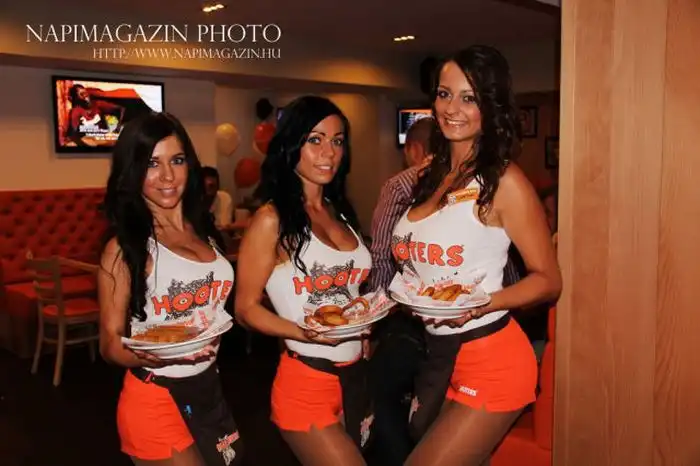 Симпатичные девушки из ресторана Hooters Симпатичные девушки из ресторана Hooters