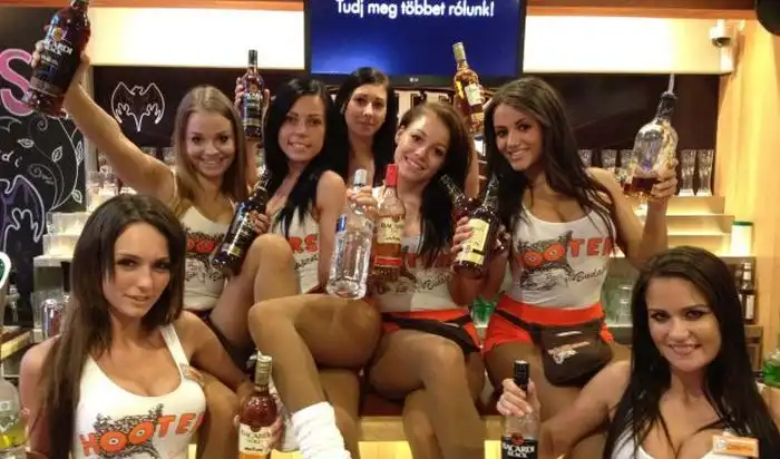 Симпатичные девушки из ресторана Hooters Симпатичные девушки из ресторана Hooters