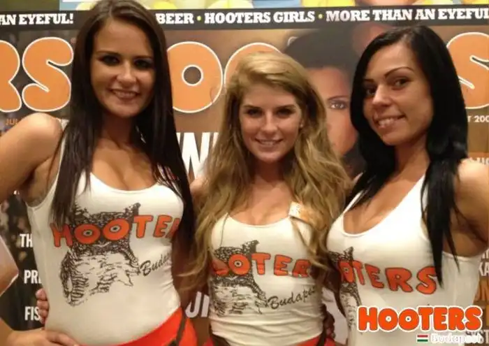 Симпатичные девушки из ресторана Hooters Симпатичные девушки из ресторана Hooters