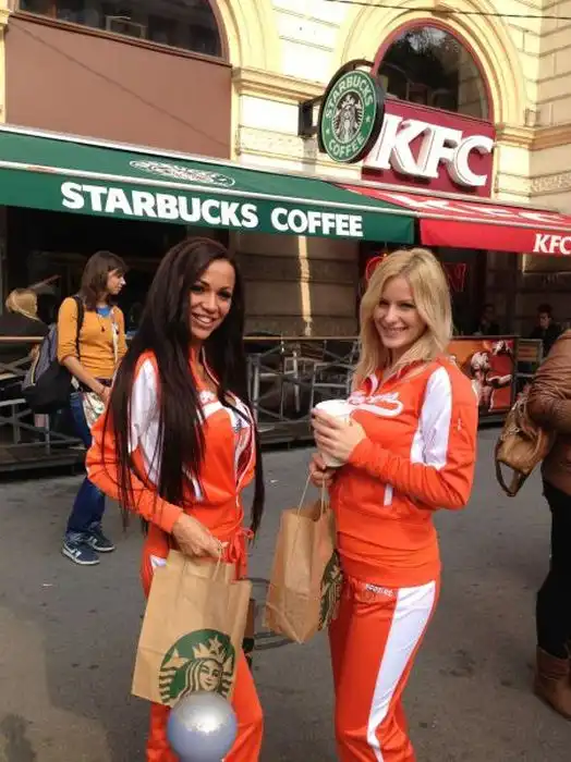 Симпатичные девушки из ресторана Hooters Симпатичные девушки из ресторана Hooters