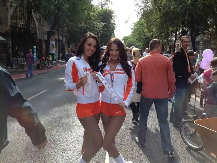 Симпатичные девушки из ресторана Hooters Симпатичные девушки из ресторана Hooters