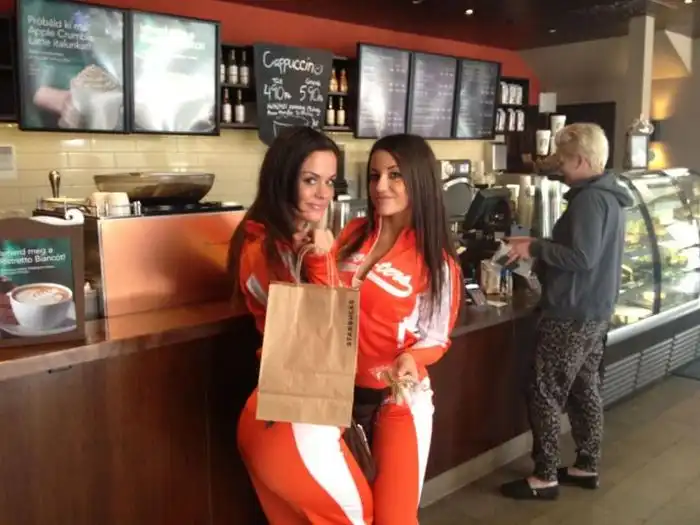 Симпатичные девушки из ресторана Hooters Симпатичные девушки из ресторана Hooters
