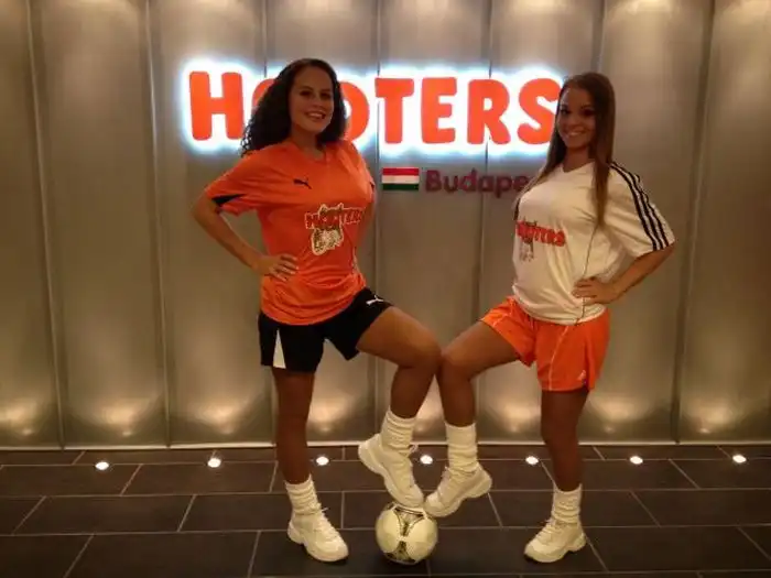 Симпатичные девушки из ресторана Hooters Симпатичные девушки из ресторана Hooters