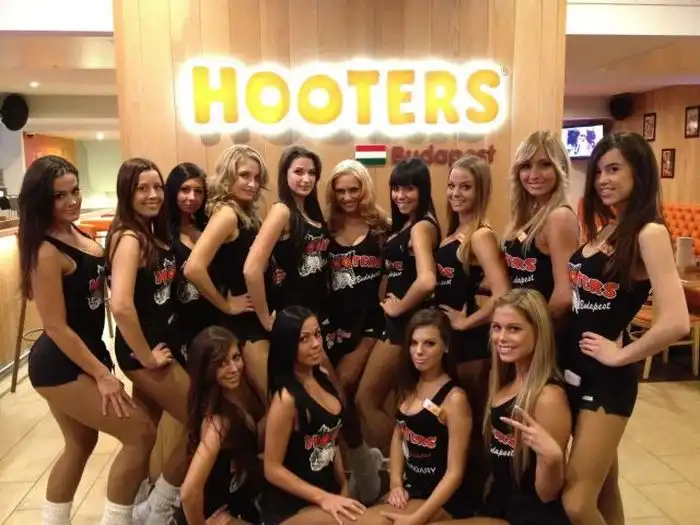 Симпатичные девушки из ресторана Hooters Симпатичные девушки из ресторана Hooters