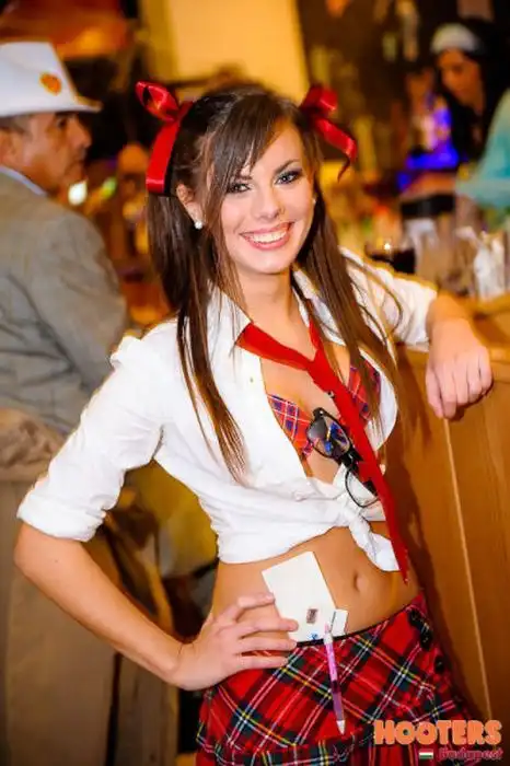 Симпатичные девушки из ресторана Hooters Симпатичные девушки из ресторана Hooters