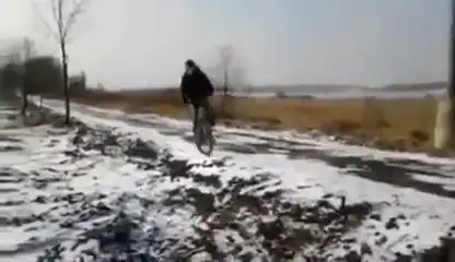 Идиот на велосипеде хотел перепрыгнуть через замерзшую речку
