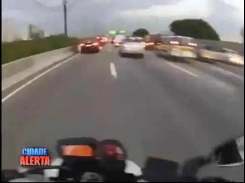 Сумасшедший мотоциклист отжигает на дороге