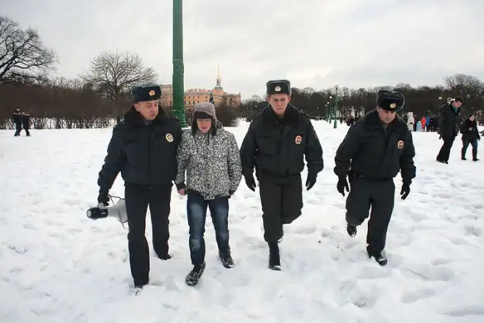 Арест за игру в снежки