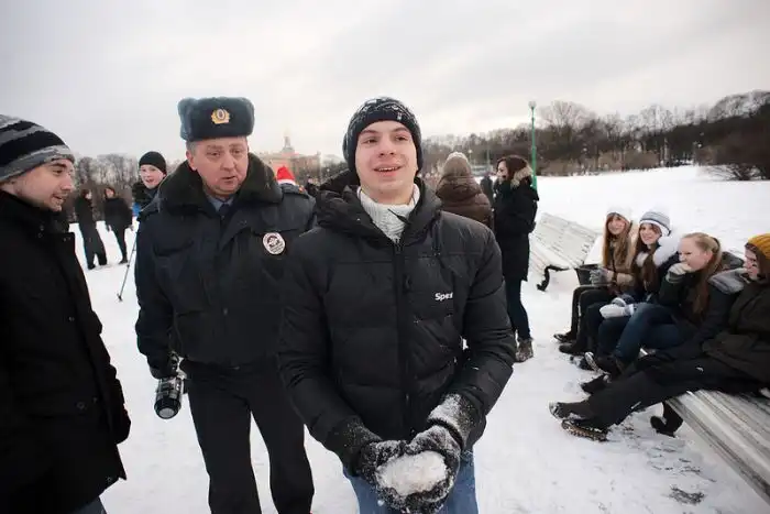 Арест за игру в снежки Арест за игру в снежки