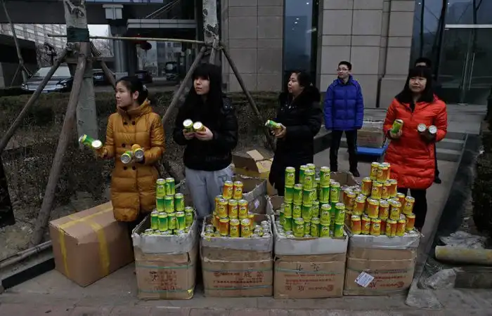 В Пекине начали продавать на улицах баночки с необычным содержанием