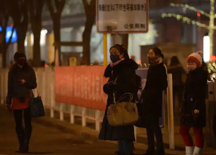 В Пекине начали продавать на улицах баночки с необычным содержанием