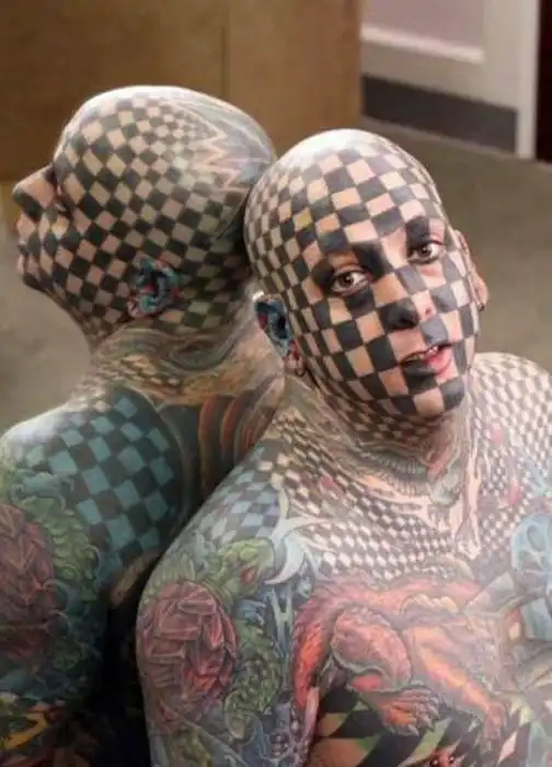 Люди, чьи тела изукрашены татуировками