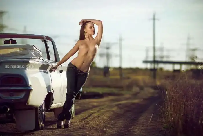 Обнаженные девушки и шикарные автомобили