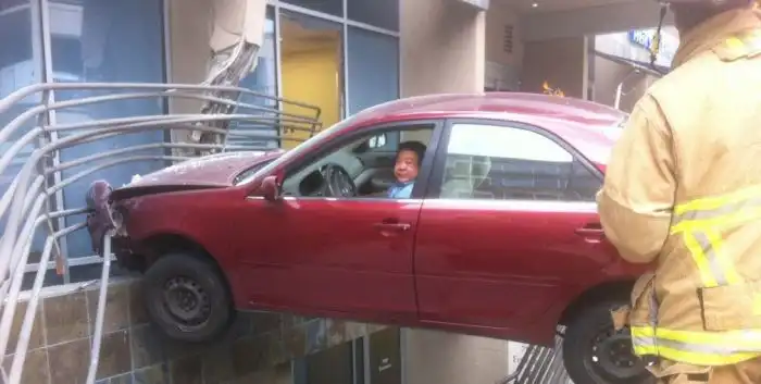 Припарковала автомобиль в воздухе на высоте 6 метров Припарковала автомобиль в воздухе на высоте 6 метров