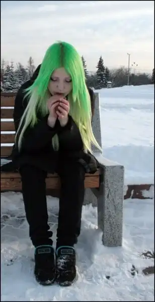 С цветными волосами.