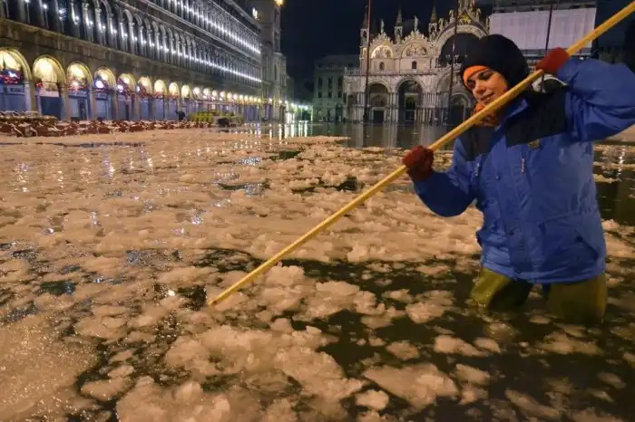 Венеция плавает в глыбах льда